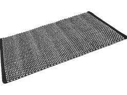 Alfombra de baño texturizada, con base antideslizante.