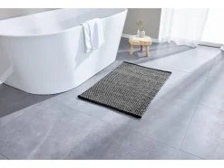 Alfombra de baño texturizada, con base antideslizante.
