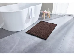 Alfombra de baño texturizada, con base antideslizante.