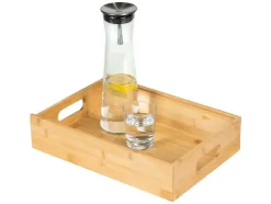 Bar de tentempiés con cuencos de cristal.