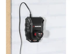 Batería de 12V / 2,5 Ah y cargador de 6 A.