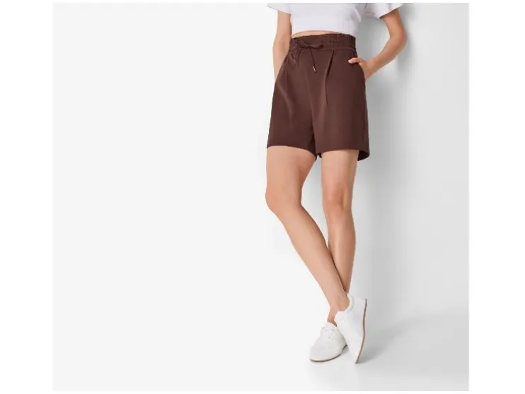 Bermudas de mujer, con bolsillos laterales.