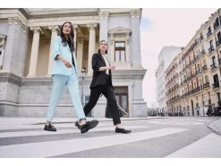 Blazer de mujer, con bolsillos laterales.