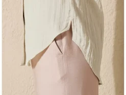Blusa de mujer de calidad crinkle.