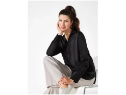 Blusa de mujer en calidad de satén mate.