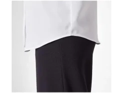 Blusa de mujer en calidad de satén mate.