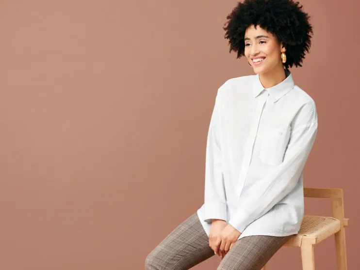 Blusa oversize de mujer con cuello button-down