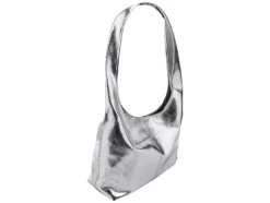 Bolso de mujer con cierre de botón magnético.