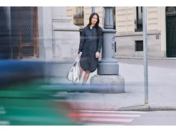 Bolso de mujer con cierre de botón magnético.
