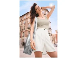 Bolso de mujer con cierre de botón magnético.