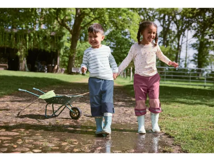 Botas de agua con luz y forro cálido para niño pequeño.