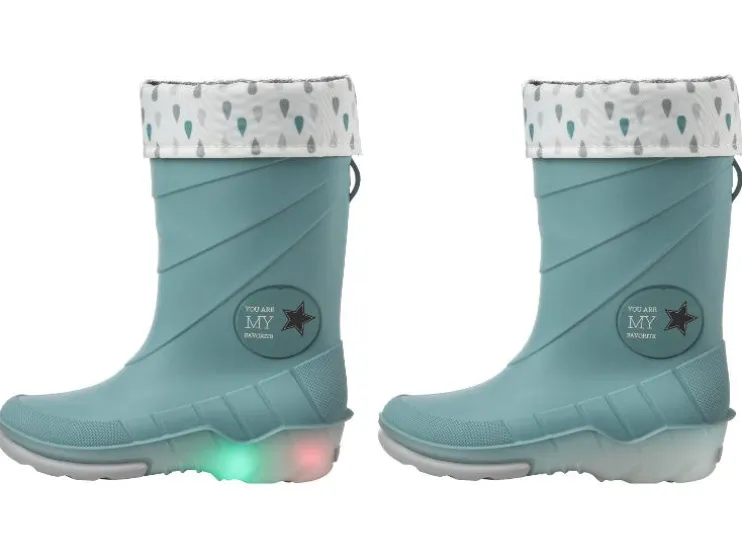 Botas de agua con luz y forro cálido para niño pequeño.