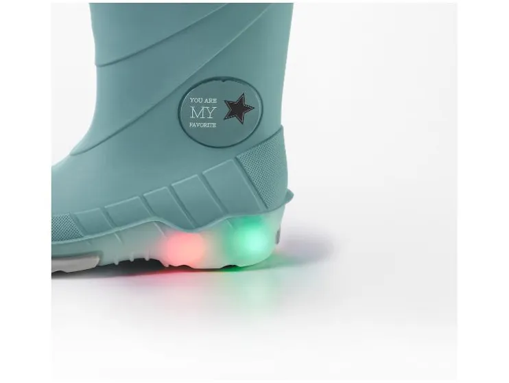 Botas de agua con luz y forro cálido para niño pequeño.