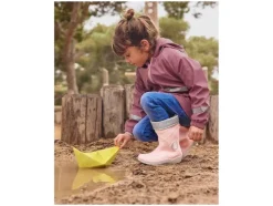 Botas de agua para niños con luz y forro cálido.