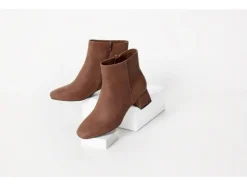 Botines de mujer con cremalleras laterales.