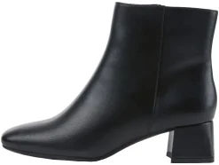 Botines de mujer con cremalleras laterales.