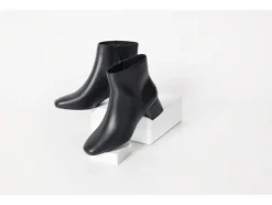Botines de mujer con cremalleras laterales.