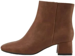 Botines de mujer con cremalleras laterales.