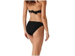 Braguita de bikini de mujer, confeccionada con material reciclado.