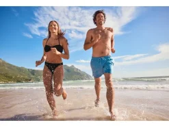 Braguita de bikini de mujer, confeccionada con material reciclado.