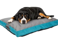Cama para perros de exterior, con superficie repelente al agua.