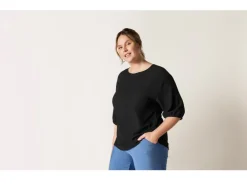 Camisa blusera de mujer con costura decorativa media.