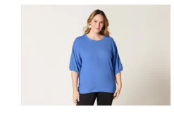 Camisa blusera de mujer con costura decorativa media.