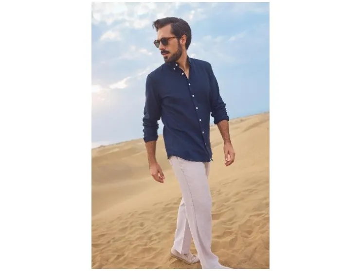 Camisa casual de hombre con lino.