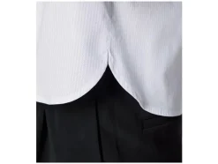 Camisa de mujer con hombros caídos y tabla.