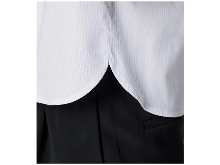 Camisa de mujer con hombros caídos y tabla.
