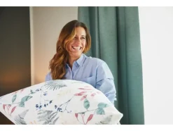 Camisa de mujer con hombros caídos y tabla.