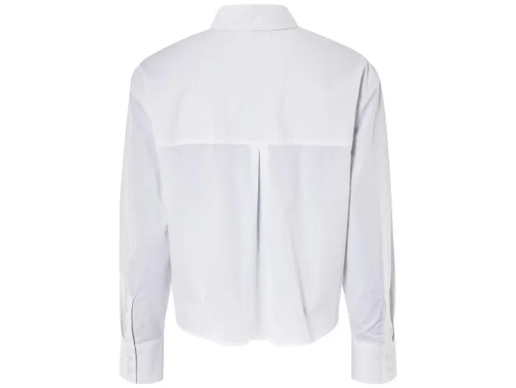 Camisa de mujer con hombros caídos y tabla.