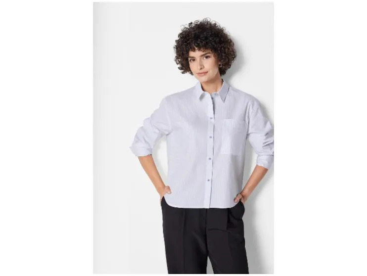 Camisa de mujer con hombros caídos y tabla.