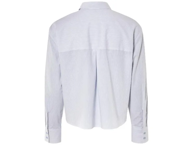 Camisa de mujer con hombros caídos y tabla.