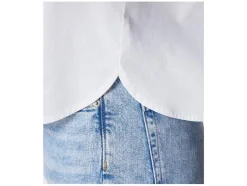 Camisa de mujer con hombros caídos y tabla.