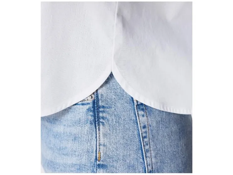 Camisa de mujer con hombros caídos y tabla.