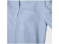 Camisa de mujer con hombros caídos y tabla.