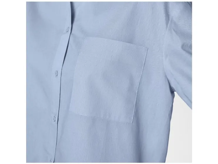 Camisa de mujer con hombros caídos y tabla.