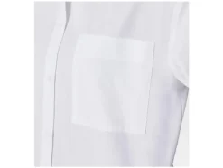 Camisa de mujer con hombros caídos y tabla.