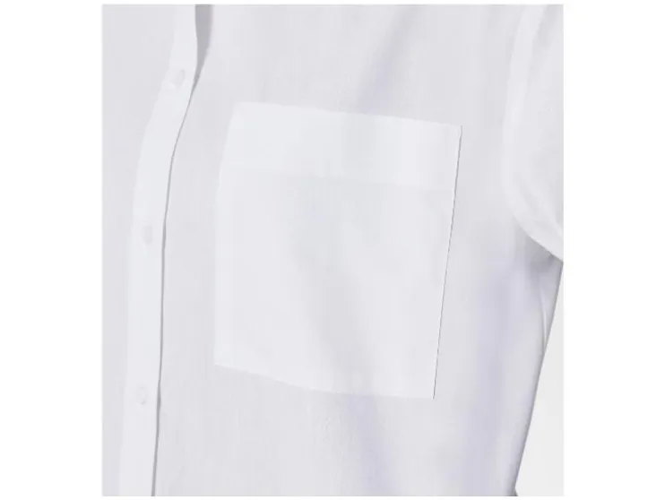 Camisa de mujer con hombros caídos y tabla.