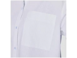 Camisa de mujer con hombros caídos y tabla.
