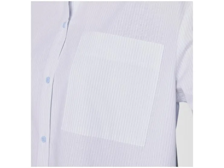 Camisa de mujer con hombros caídos y tabla.