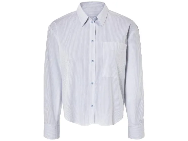 Camisa de mujer con hombros caídos y tabla.