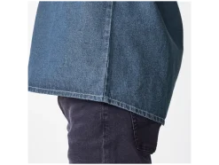 Camisa vaquera de hombre, con espalda alargada.