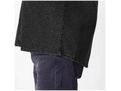 Camisa vaquera de hombre, con espalda alargada.