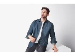 Camisa vaquera de hombre, con espalda alargada.