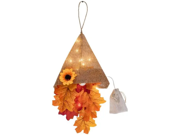 Características de arreglo de gnomo decorativo / corona de puerta / arreglo