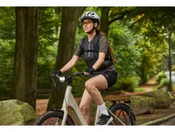 Casco de bicicleta con luz trasera