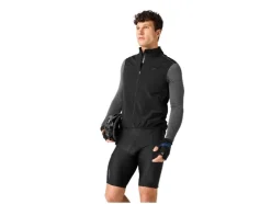 Chaleco funcional de hombre, con elementos decorativos reflectantes.