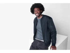 Chaqueta bomber de hombre, ligeramente acolchada.